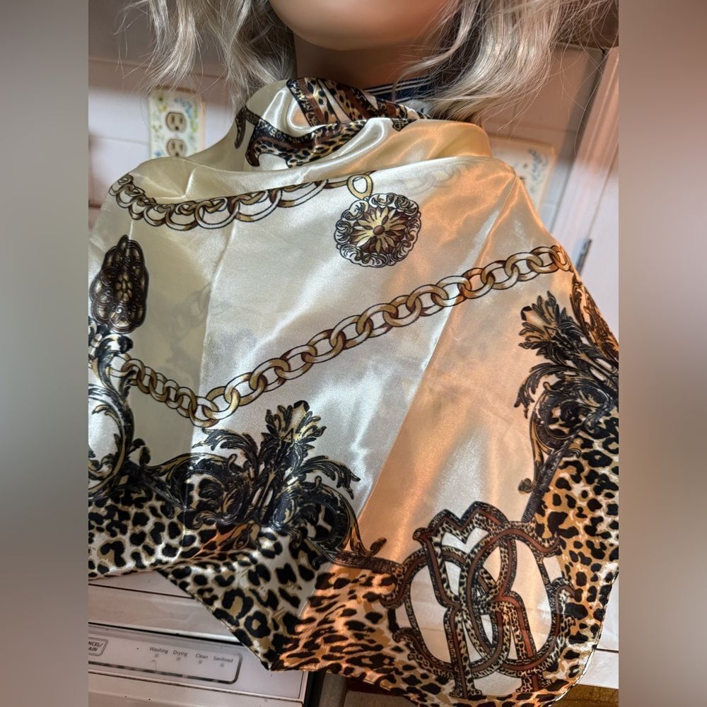 Leopard Chain Pattern Scarf - Picture 3 of 4